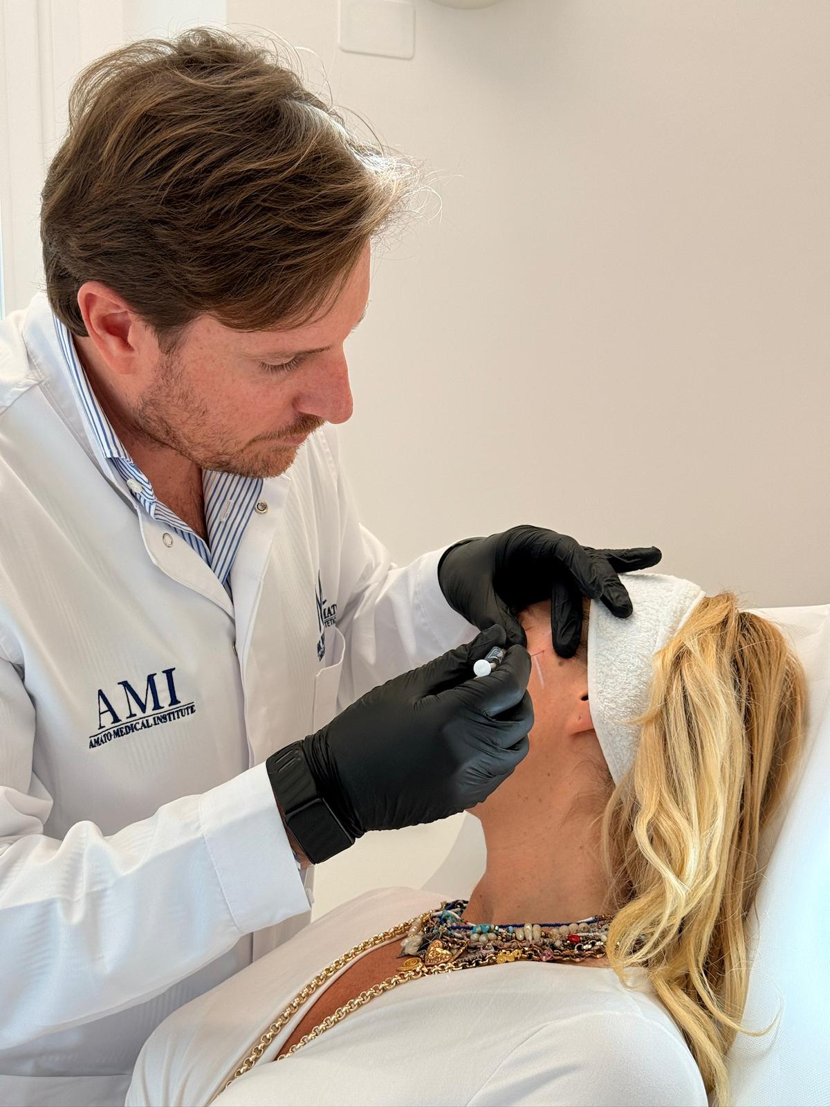 Trattamento di biostimolazione con acido polilattico per il ringiovanimento del viso.