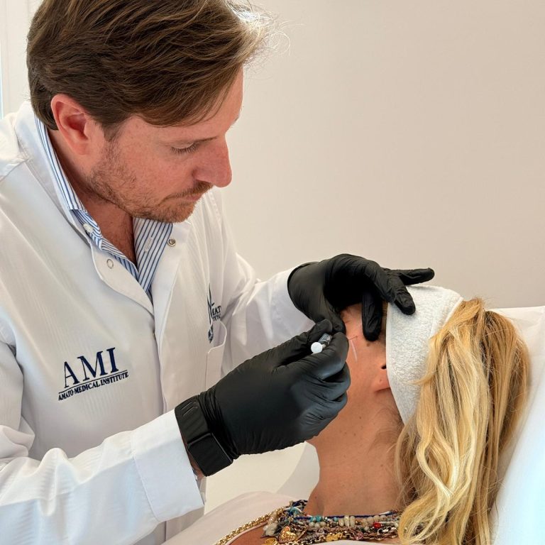 Trattamento di biostimolazione con acido polilattico per il ringiovanimento del viso.